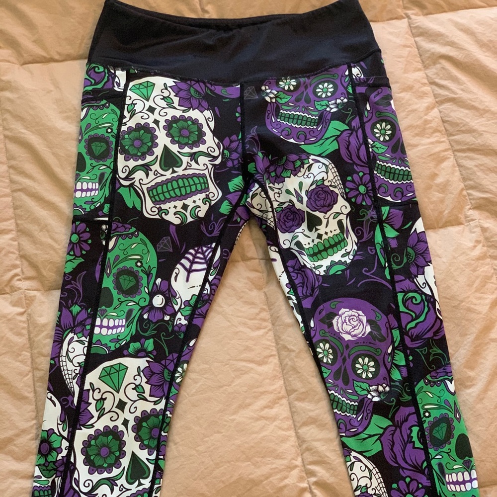 CVG Chaos capris, size Medium.